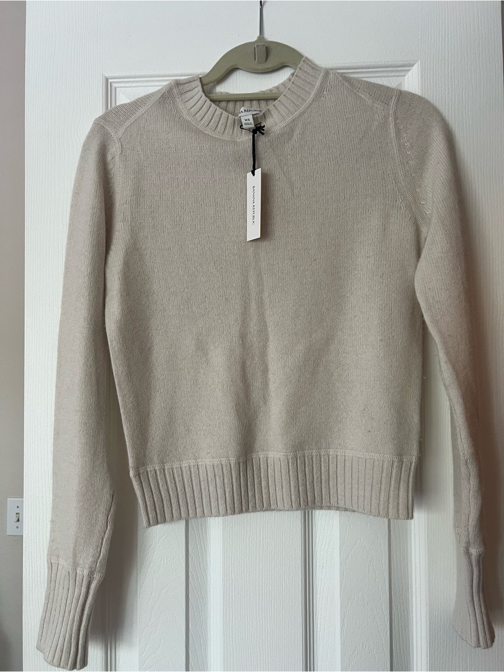 Banana Republic Women's Light Cream Crewneck Sweater